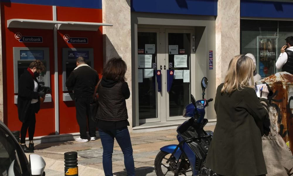 Κορονοϊός: Αποταμιεύουν χρήματα και ακυρώνουν διακοπές οι Έλληνες